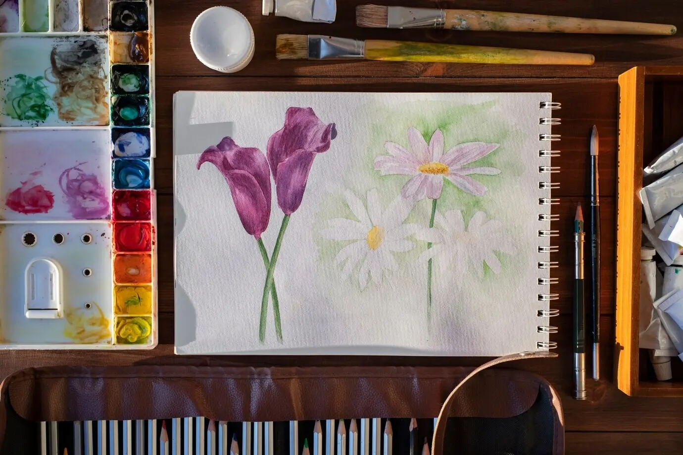 Stillleben eines Arrangements von Illustratorenwerkzeugen.